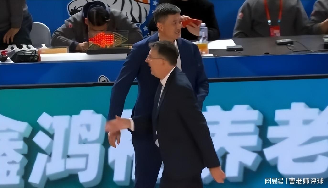 壹号娱乐官网-领先18分都能输！杜锋的“老寒腿组合”，到底在想什么？